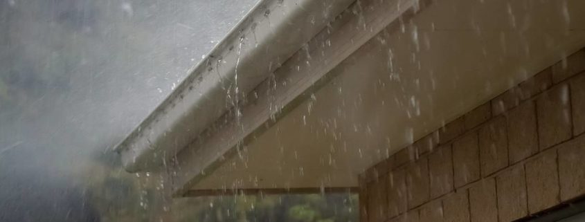 tejado de la casa con lluvia