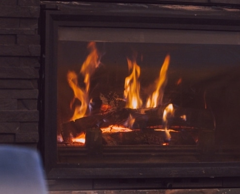 Cómo mantener tu chimenea limpia al usar leña de forma regular