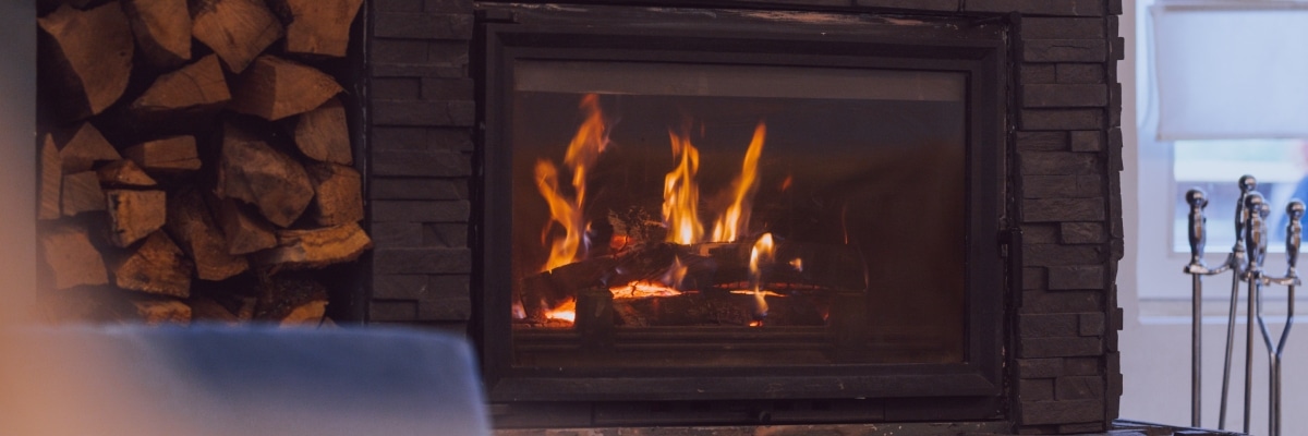Cómo mantener tu chimenea limpia al usar leña de forma regular