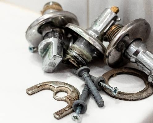 Conoce las averías más comunes en grifos, cómo solucionarlas y qué hacer ante fugas, goteos, óxido o pérdida de presión en casa.