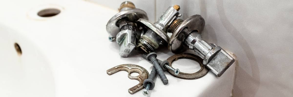 Conoce las averías más comunes en grifos, cómo solucionarlas y qué hacer ante fugas, goteos, óxido o pérdida de presión en casa.